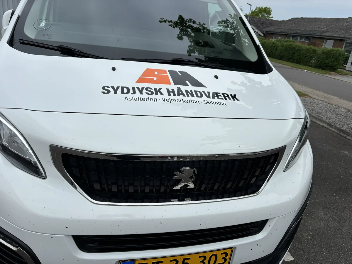 Sydjysk Håndværks varevogn med logo