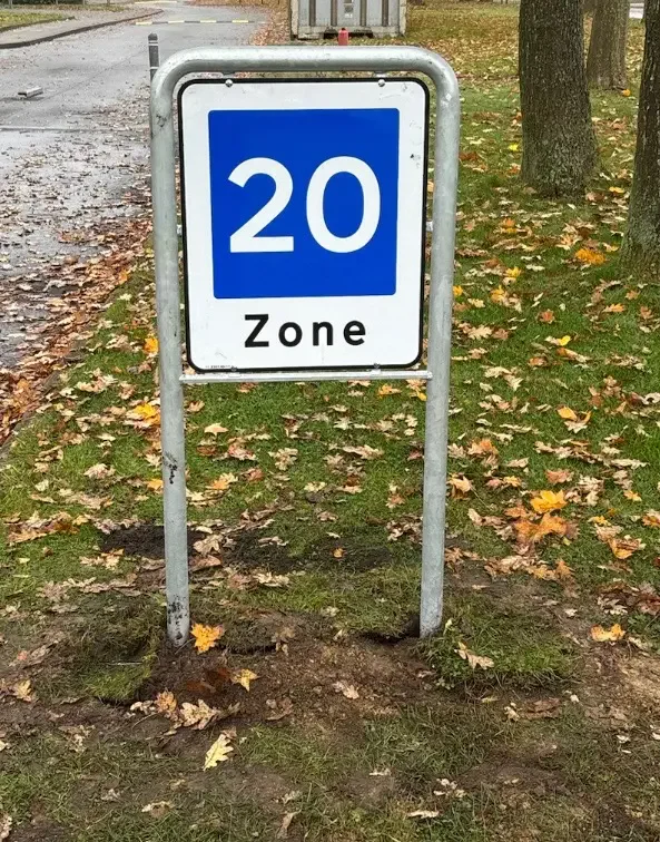 Opsat skilt med 20-zone ved boligvej