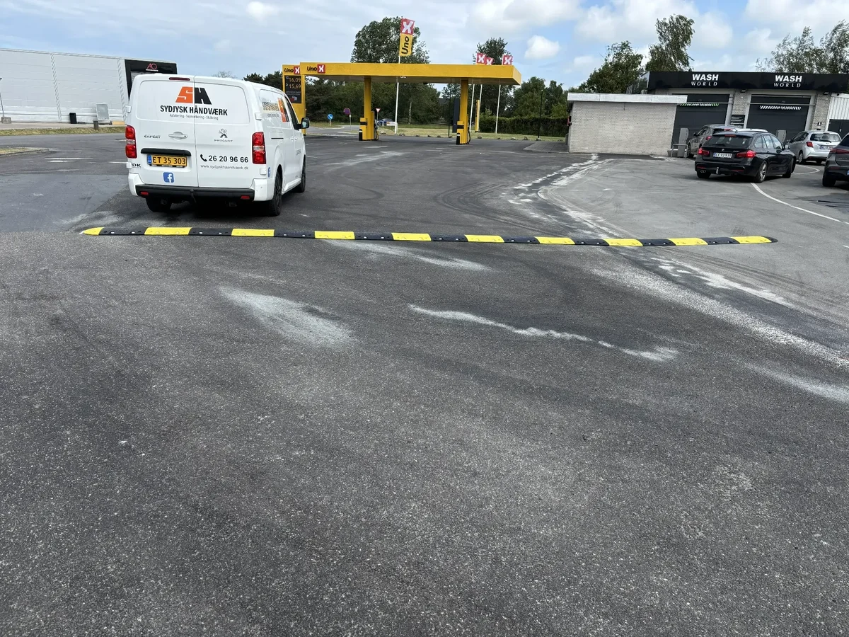Sydjysk Håndværks varevogn ved et vejbump på tankstation