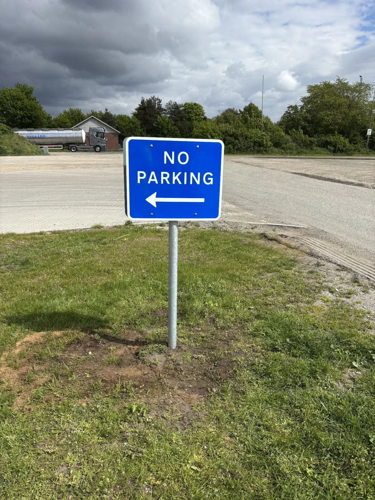 Blåt NO PARKING-skilt ved industrivej