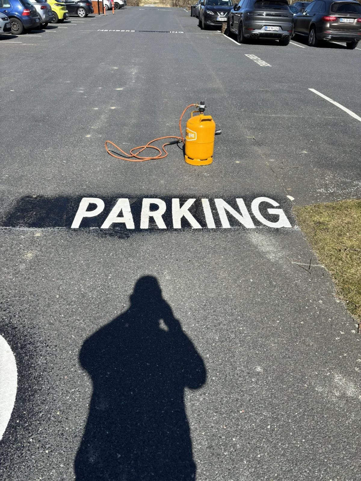 Parkeringsafmærkning på asfalt