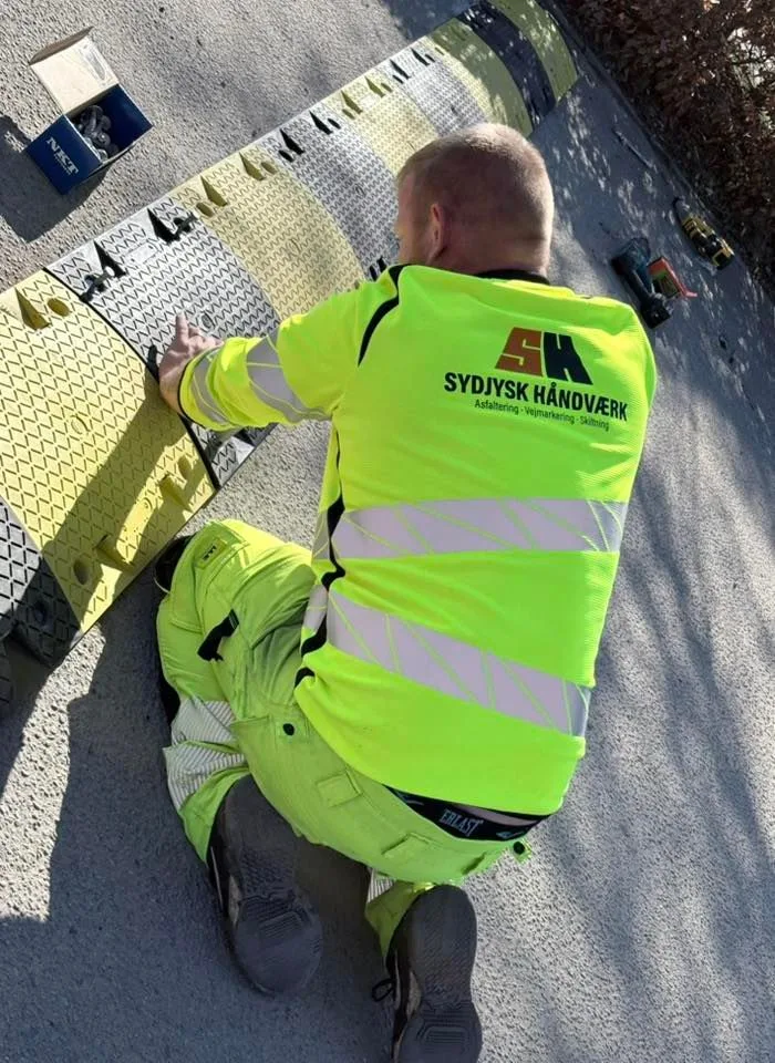 Erfarent mandskab fra Sydjysk Håndværk udfører vej- og asfaltarbejde